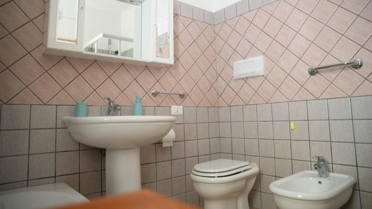 Appartamenti Melograno E Fico Loculi Bagian luar foto