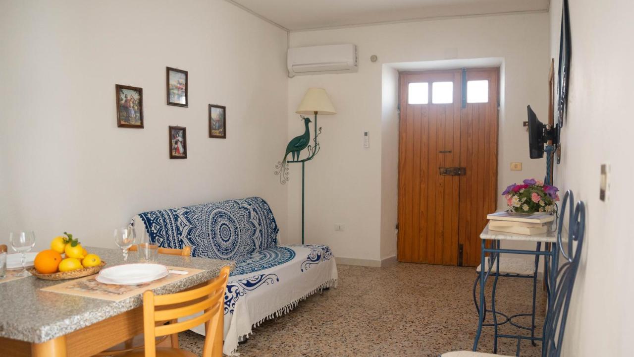 Appartamenti Melograno E Fico Loculi Bagian luar foto